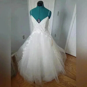 NWT Tara Keely Rhea Size 12 (US 8) Ballgown Wedding Dress with Floral appliques